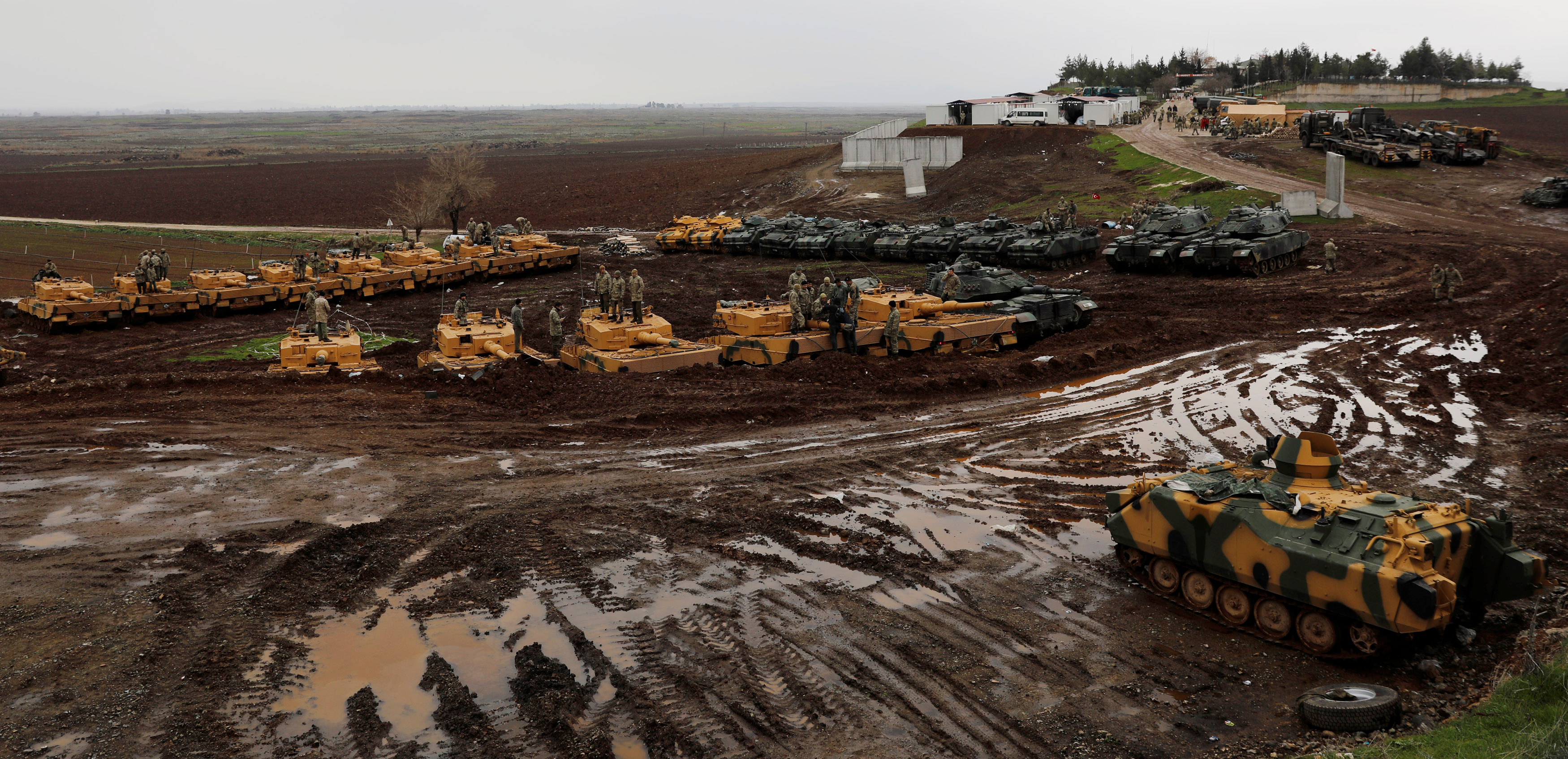 دبابات الجيش التركى تتمركز على الحدود السورية