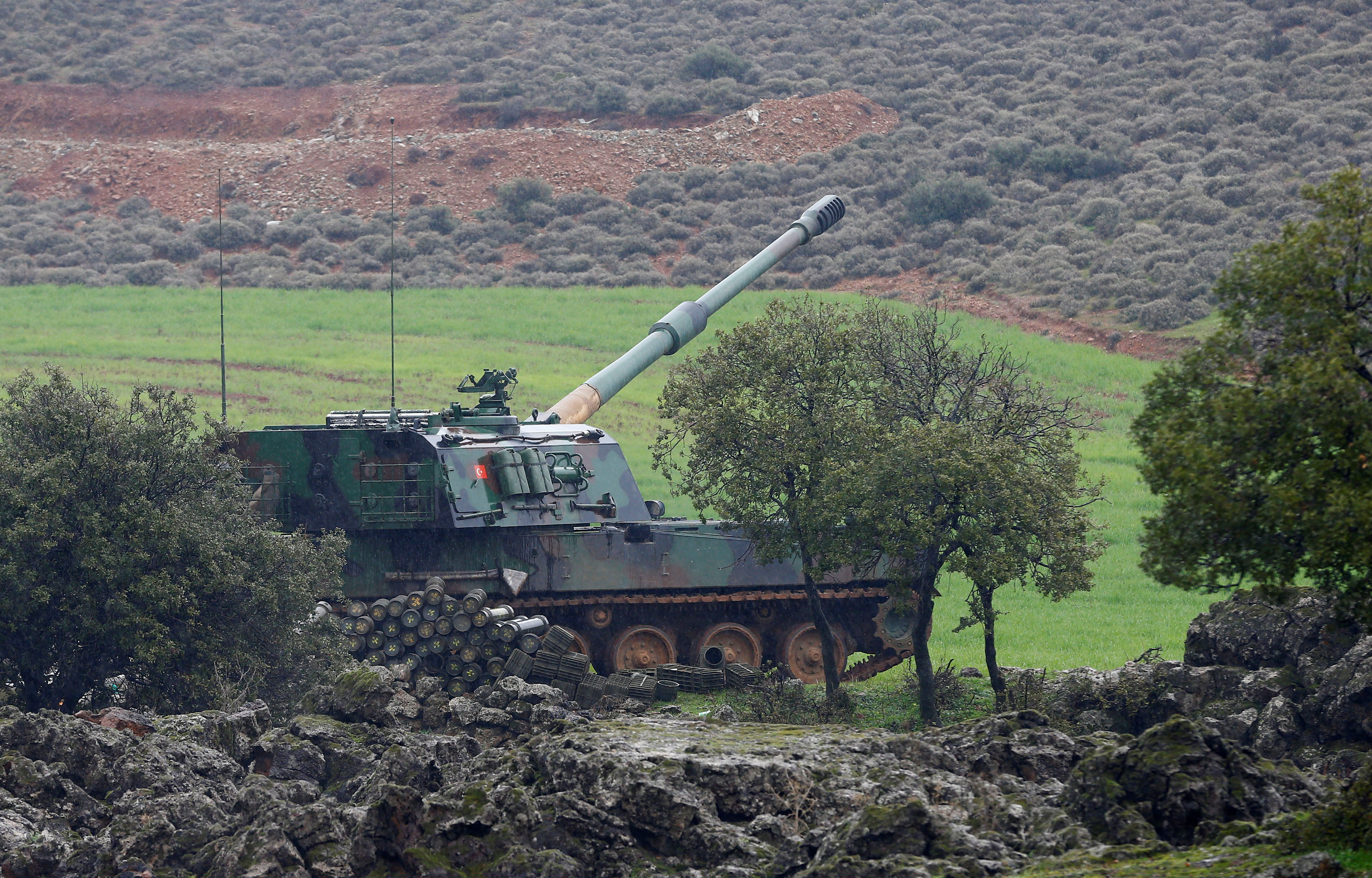 الدبابات التركية تقصف مدينة عفرين السورية