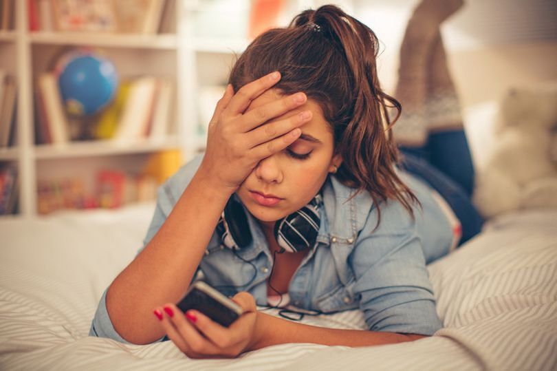 مراهقة تستخدم الهاتف مراهقة تستخدم الهاتف