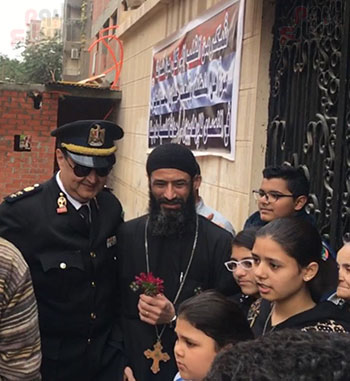 مأمور قسم حلوان يحتفل بعيد الشرطة مع أسر وأطفال شهداء كنيسة مارمينا (17)
