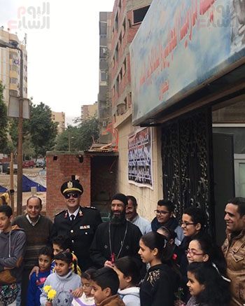 مأمور قسم حلوان يحتفل بعيد الشرطة مع أسر وأطفال شهداء كنيسة مارمينا (9)