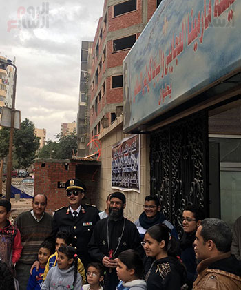 مأمور قسم حلوان يحتفل بعيد الشرطة مع أسر وأطفال شهداء كنيسة مارمينا (20)