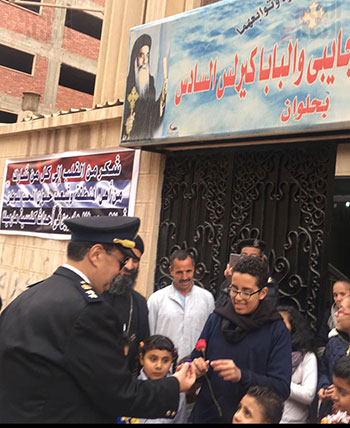 مأمور قسم حلوان يحتفل بعيد الشرطة مع أسر وأطفال شهداء كنيسة مارمينا (1)