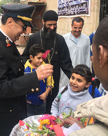 مأمور قسم حلوان يحتفل بعيد الشرطة مع أسر وأطفال شهداء كنيسة مارمينا (3)