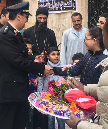 مأمور قسم حلوان يحتفل بعيد الشرطة مع أسر وأطفال شهداء كنيسة مارمينا (22)