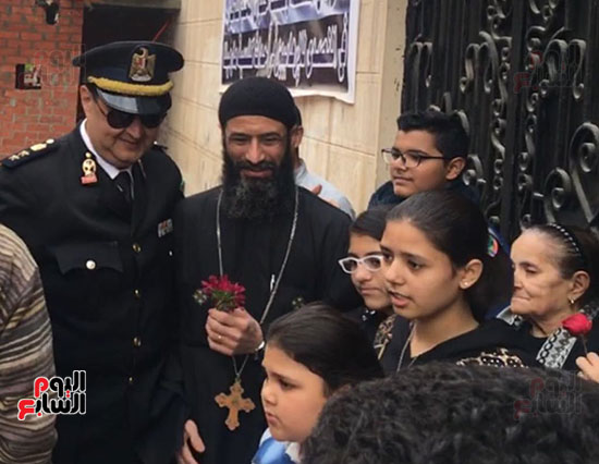 مأمور قسم حلوان يحتفل بعيد الشرطة مع أسر وأطفال شهداء كنيسة مارمينا (23)