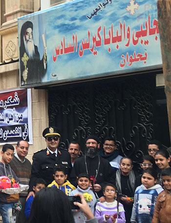 مأمور قسم حلوان يحتفل بعيد الشرطة مع أسر وأطفال شهداء كنيسة مارمينا (14)