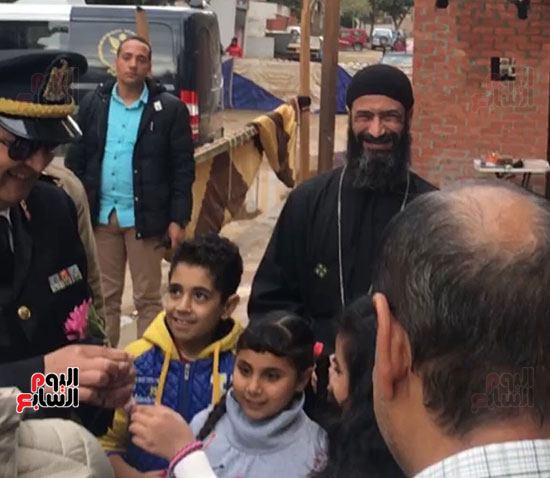 مأمور قسم حلوان يحتفل بعيد الشرطة مع أسر وأطفال شهداء كنيسة مارمينا (7)