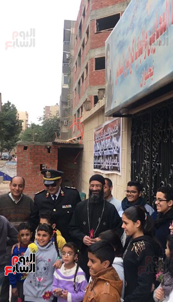 مأمور قسم حلوان يحتفل بعيد الشرطة مع أسر وأطفال شهداء كنيسة مارمينا (13)