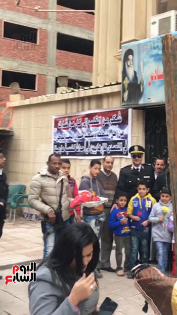 مأمور قسم حلوان يحتفل بعيد الشرطة مع أسر وأطفال شهداء كنيسة مارمينا (19)