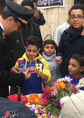 مأمور قسم حلوان يحتفل بعيد الشرطة مع أسر وأطفال شهداء كنيسة مارمينا (16)