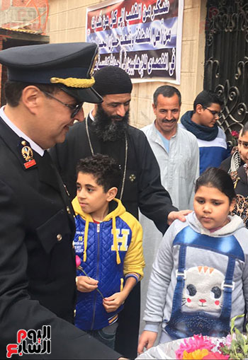 مأمور قسم حلوان يحتفل بعيد الشرطة مع أسر وأطفال شهداء كنيسة مارمينا (11)