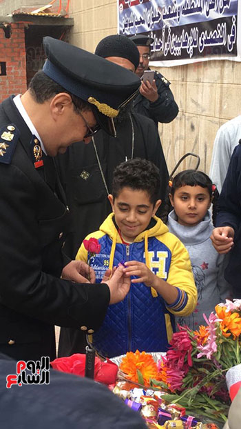 مأمور قسم حلوان يحتفل بعيد الشرطة مع أسر وأطفال شهداء كنيسة مارمينا (4)