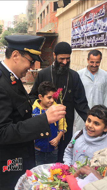 مأمور قسم حلوان يحتفل بعيد الشرطة مع أسر وأطفال شهداء كنيسة مارمينا (21)