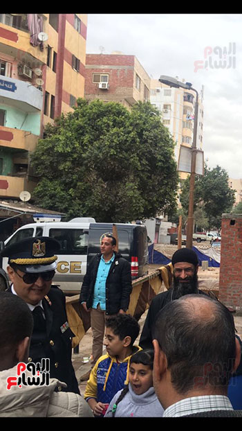 مأمور قسم حلوان يحتفل بعيد الشرطة مع أسر وأطفال شهداء كنيسة مارمينا (8)