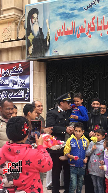 مأمور قسم حلوان يحتفل بعيد الشرطة مع أسر وأطفال شهداء كنيسة مارمينا (6)
