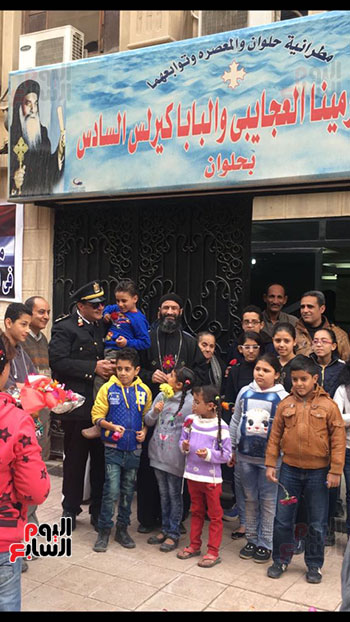 مأمور قسم حلوان يحتفل بعيد الشرطة مع أسر وأطفال شهداء كنيسة مارمينا (15)