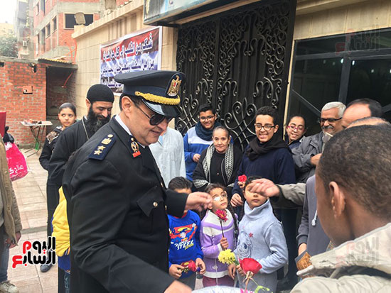 مأمور قسم حلوان يحتفل بعيد الشرطة مع أسر وأطفال شهداء كنيسة مارمينا (12)