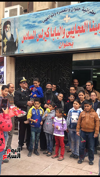 مأمور قسم حلوان يحتفل بعيد الشرطة مع أسر وأطفال شهداء كنيسة مارمينا (10)