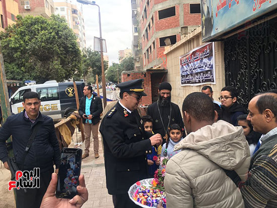 مأمور قسم حلوان يحتفل بعيد الشرطة مع أسر وأطفال شهداء كنيسة مارمينا (24)