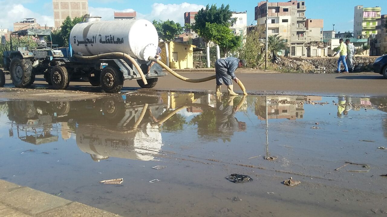 أمطار غزيرة تغرق شوارع مدن البحيرة  (5)