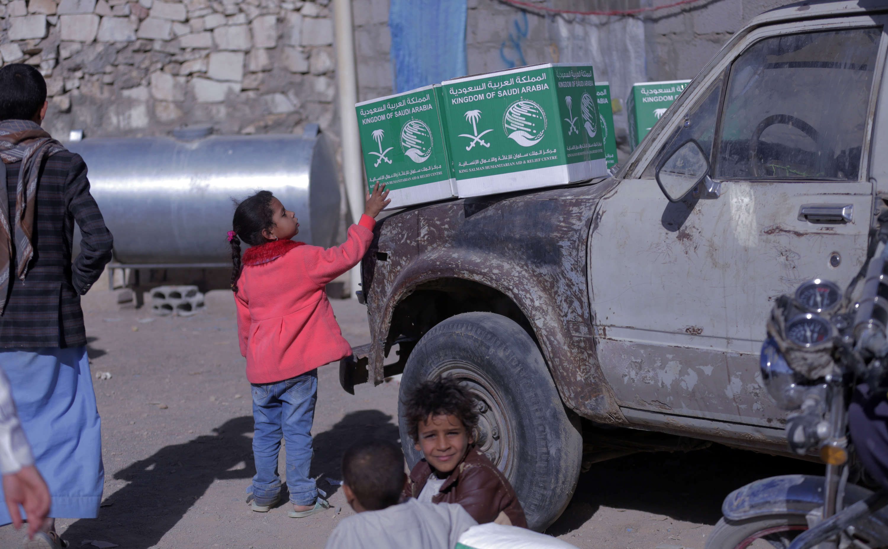 كراتين مواد اغاثية من السعودية لليمن كراتين مواد اغاثية من السعودية لليمن
