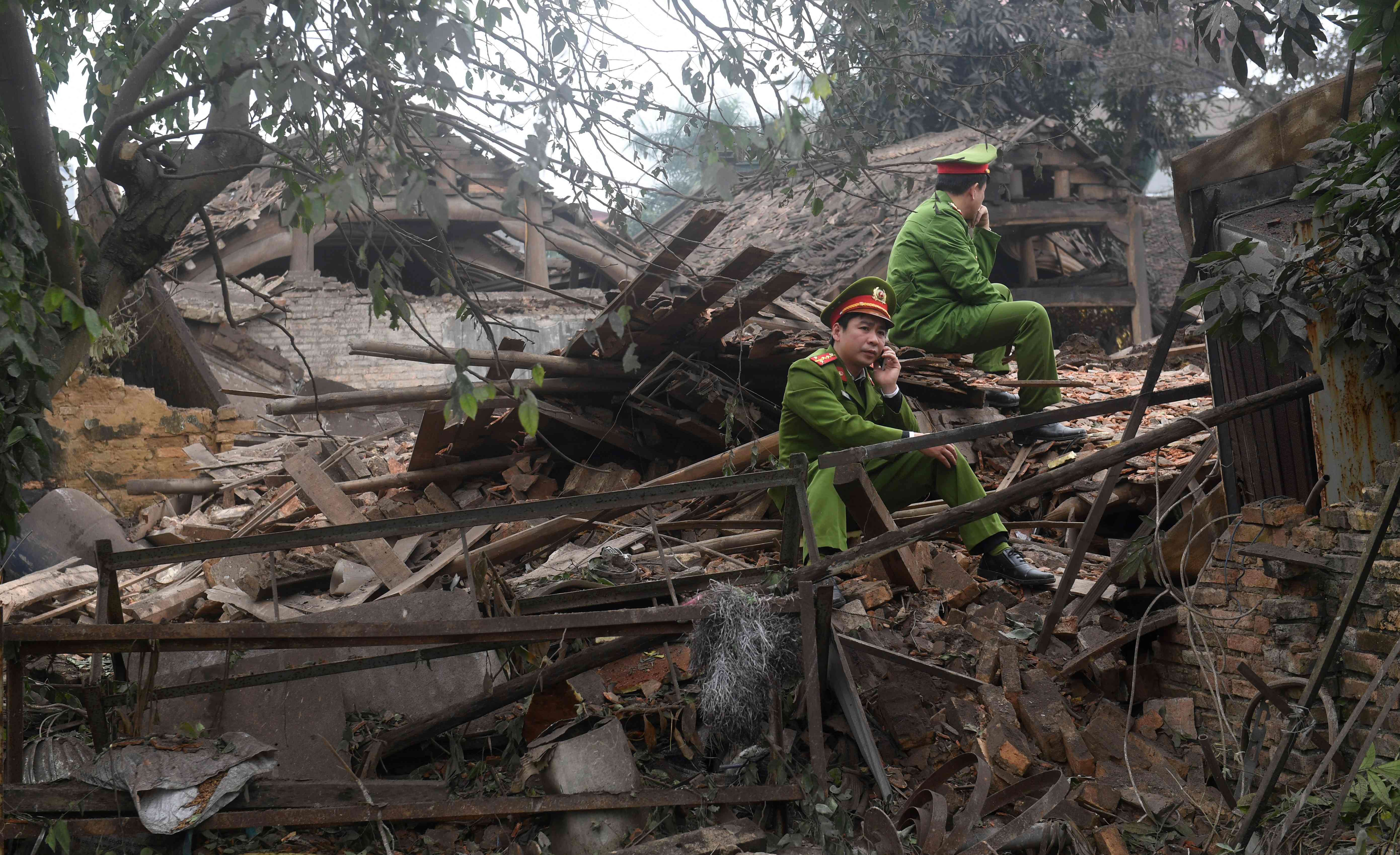 قوات الأمن فى فيتنام  بموقع الانفجار