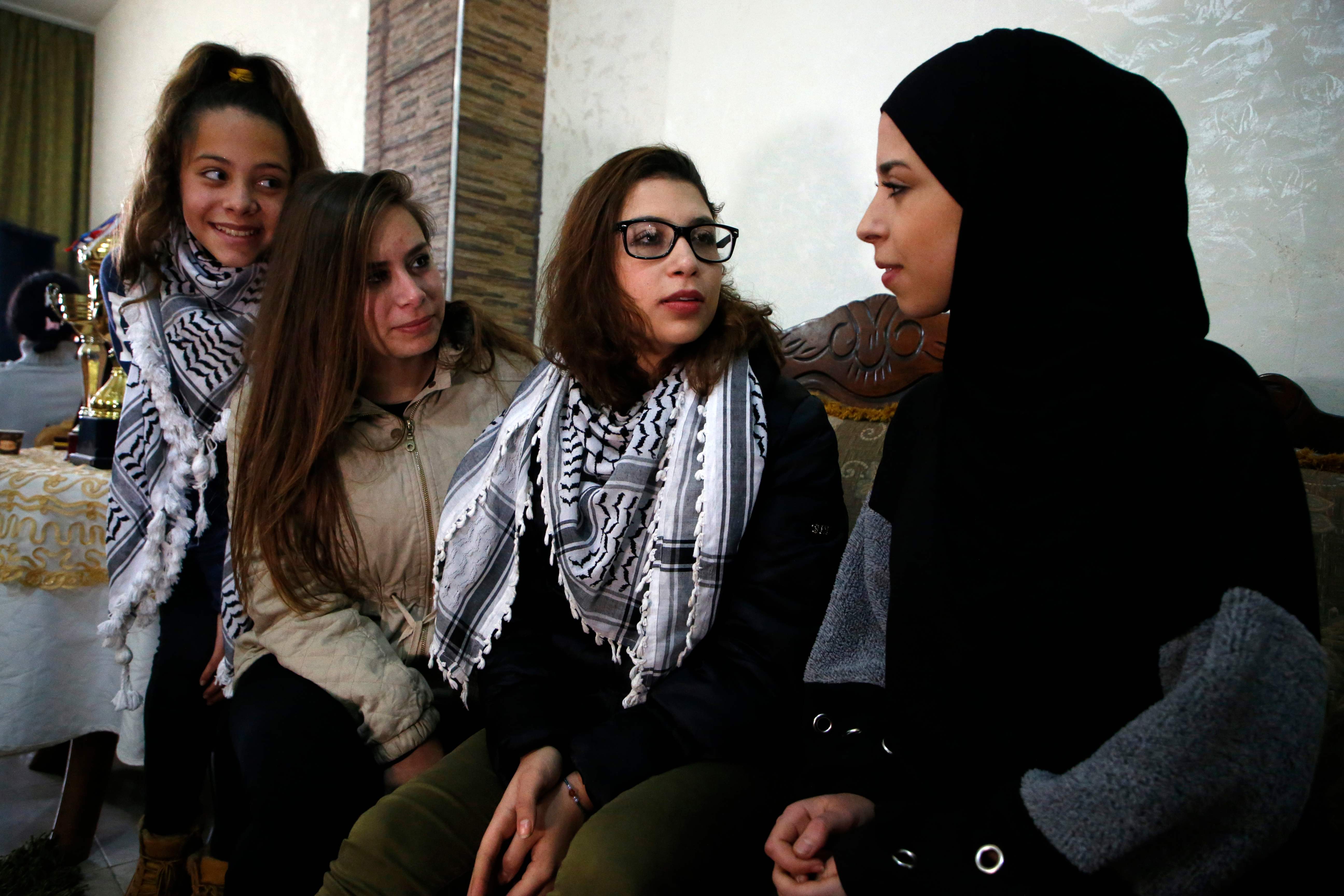 حديث نور التميمى مع أقاربها بعد الإفراج 