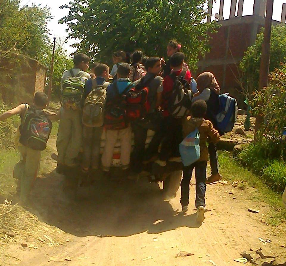 أطفال عزية النرش يذهبون إلى مدارسهم  (1)