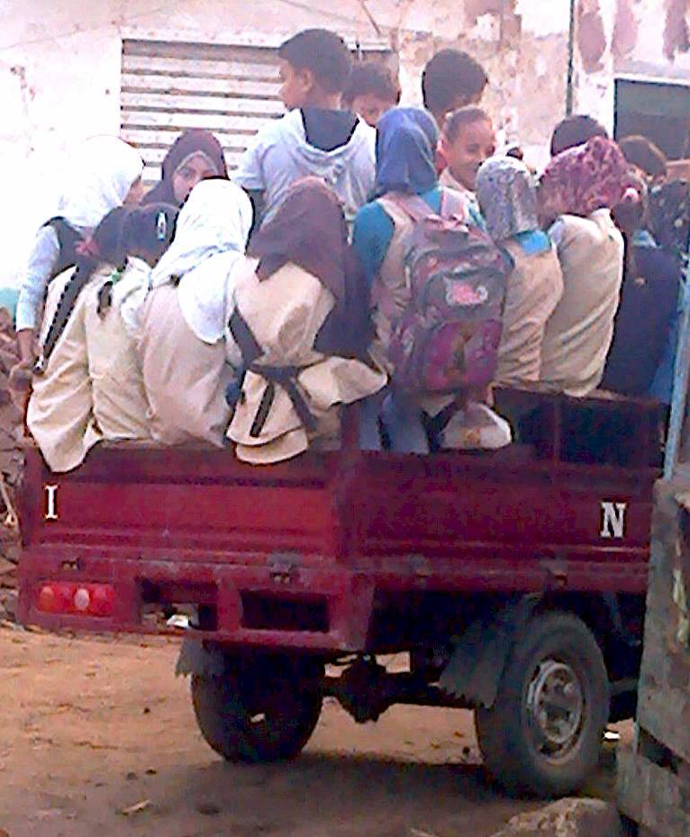 أطفال عزية النرش يذهبون إلى مدارسهم  (3)