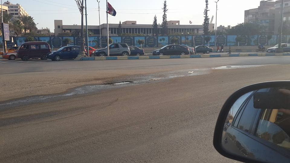 كسر ماسورة مياه أمام مبنى المحافظة كسر ماسورة مياه أمام مبنى المحافظة