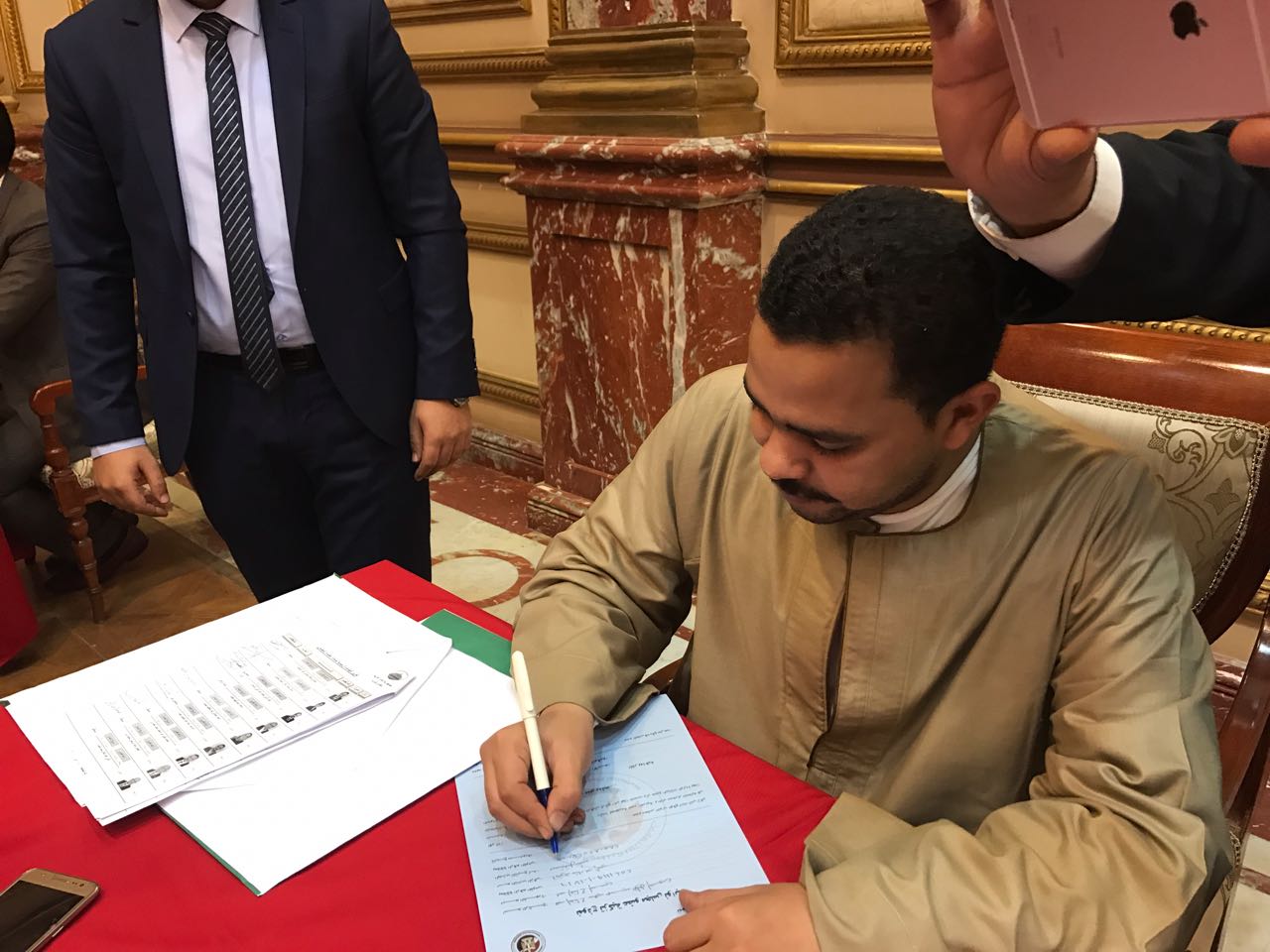 النائب أشرف رشاد رئيس حزب مستقبل وطن يوقع استمارة تزكية السيسى