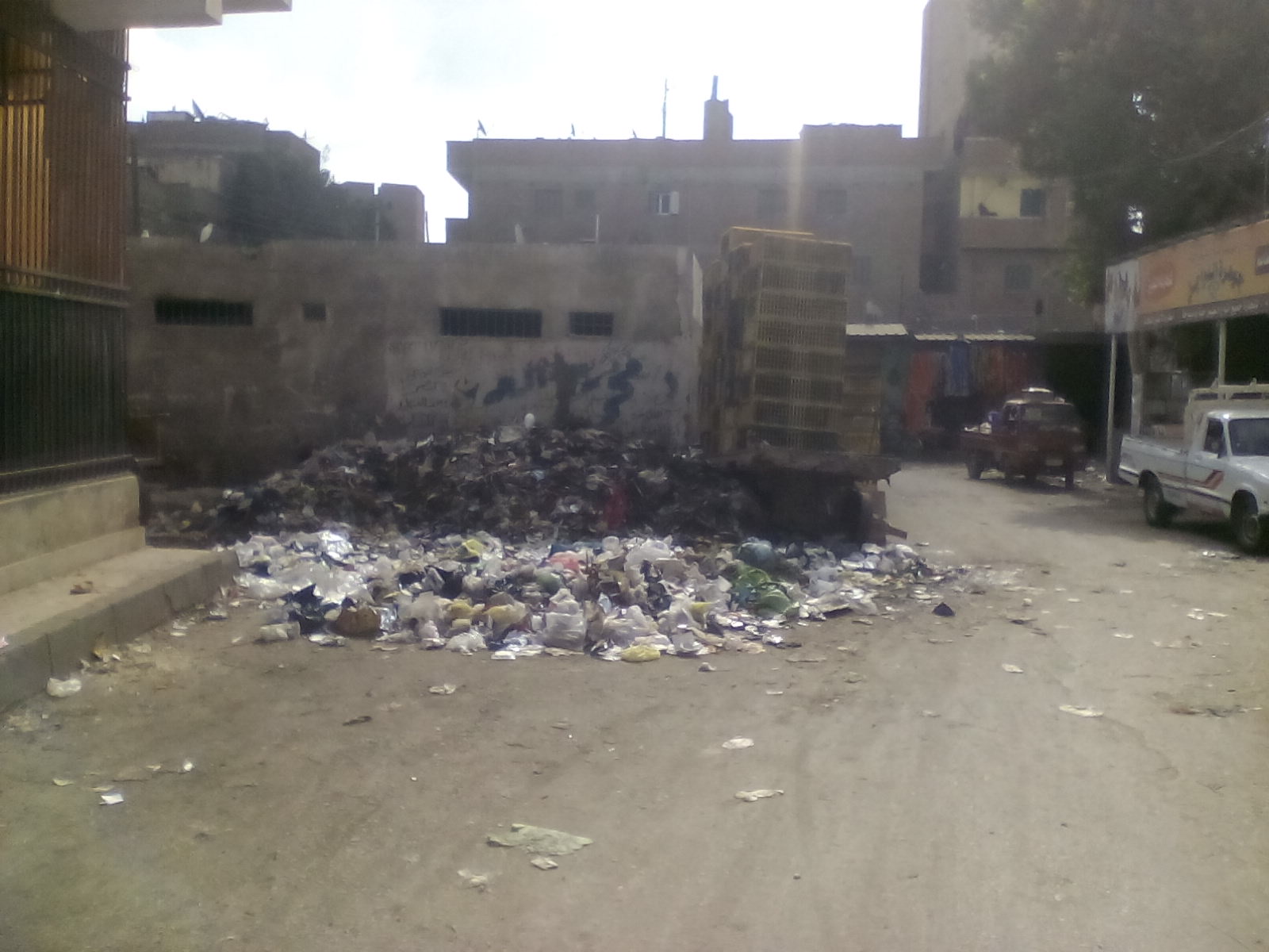 القمامة تحاصر شارع المحطة بشبين الكوم (5)