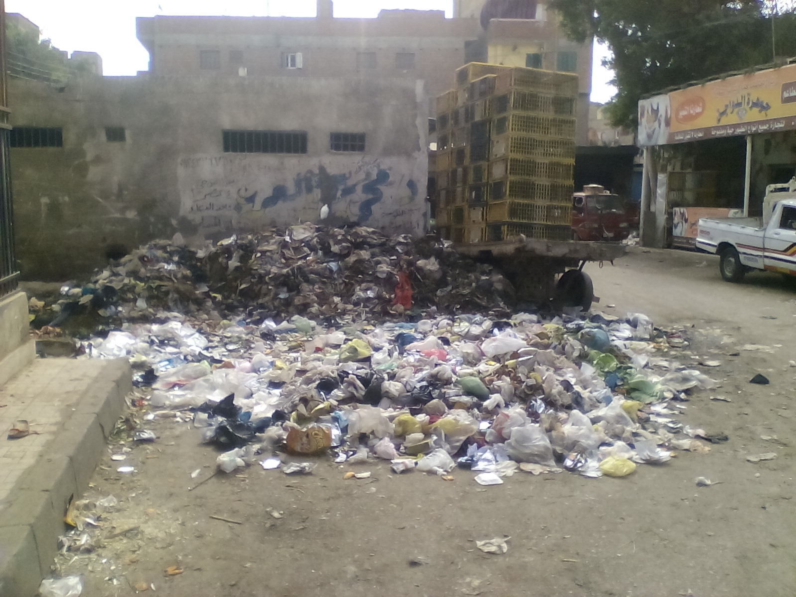 القمامة تحاصر شارع المحطة بشبين الكوم (4)