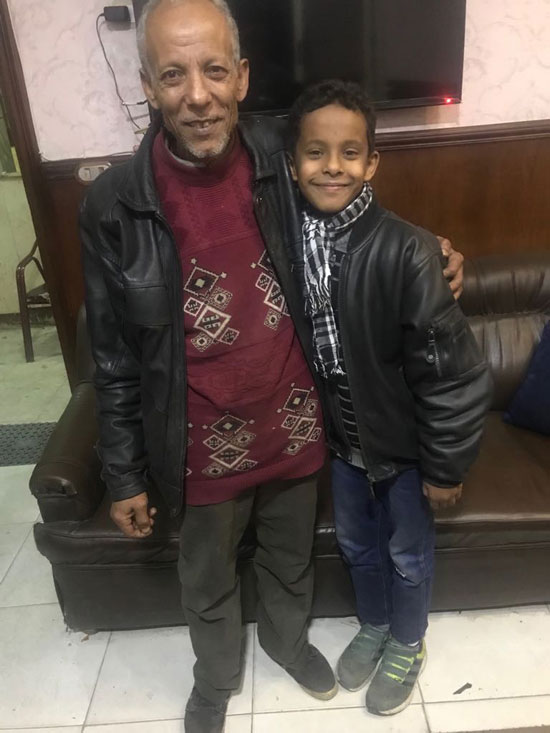 الطفل مع والده بعد تحريره