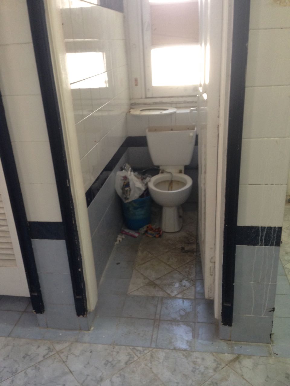 صورة أخرى توضح سوء نظافة الحمامات بالإسكندرية