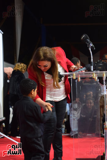 نهال عنبر تقبل طفل خلال فعاليات مؤتمر دعم الرئيس