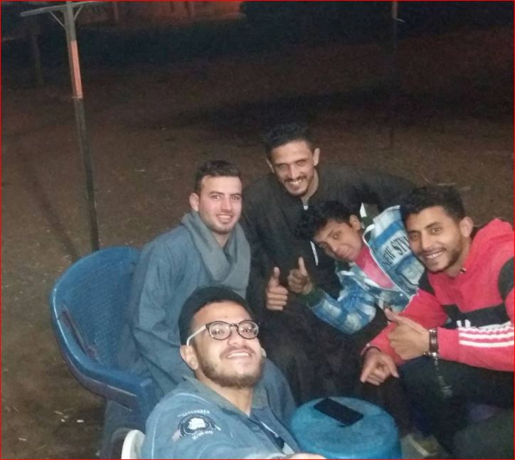الرحالة عمر خالد مع شباب من صعيد مصر أثناء رحلته الرحالة عمر خالد مع شباب من صعيد مصر أثناء رحلته