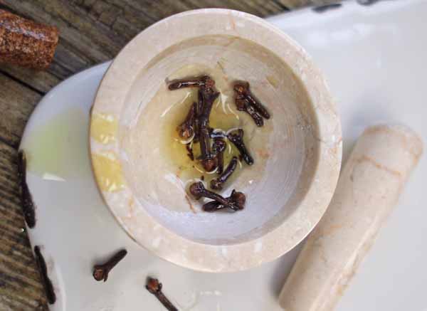 clove-oil-for-toothache