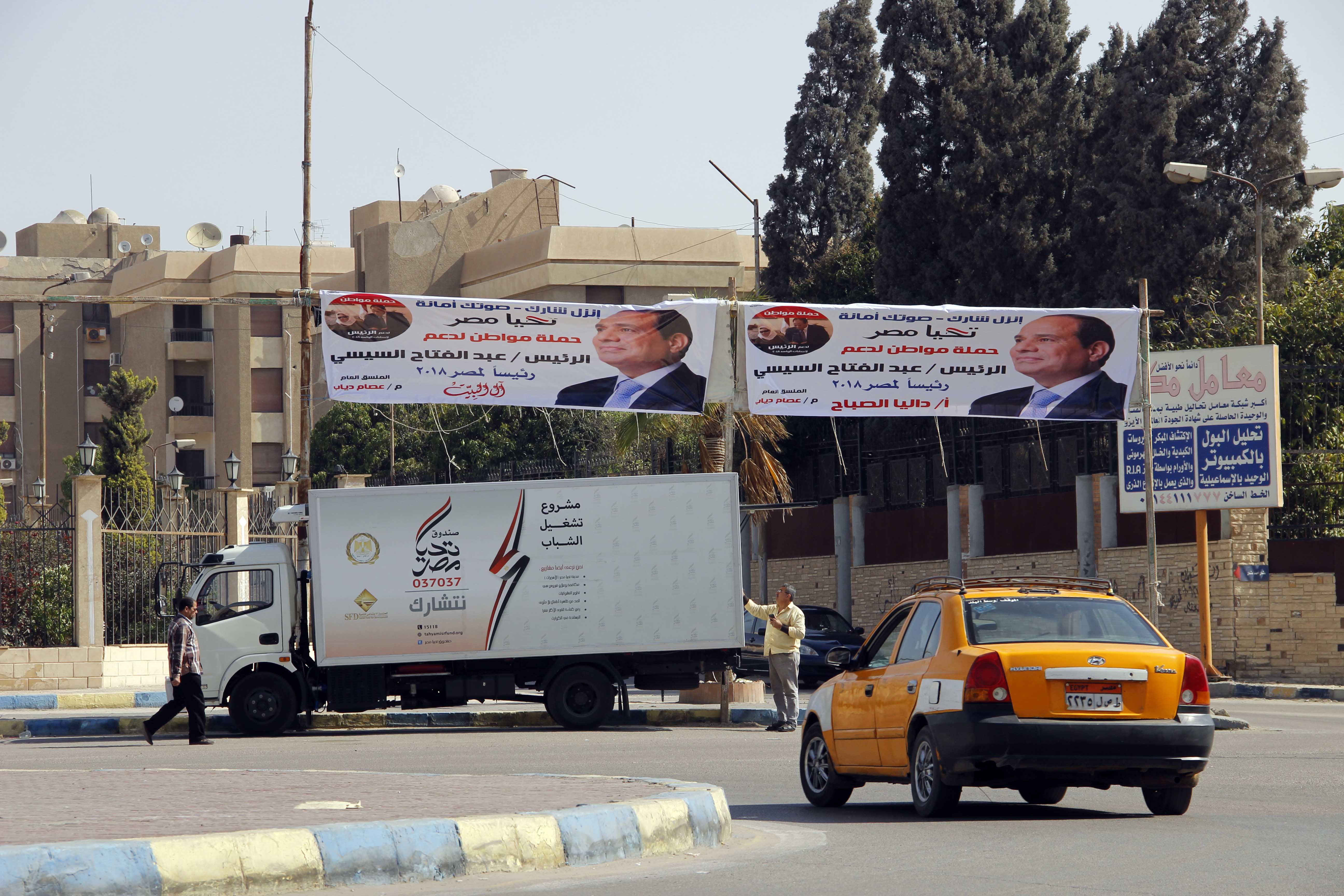 لافتات دعم السيسي تنتشر فس شوارع الإسماعيلية - تصوير  محمد عوض  (7)