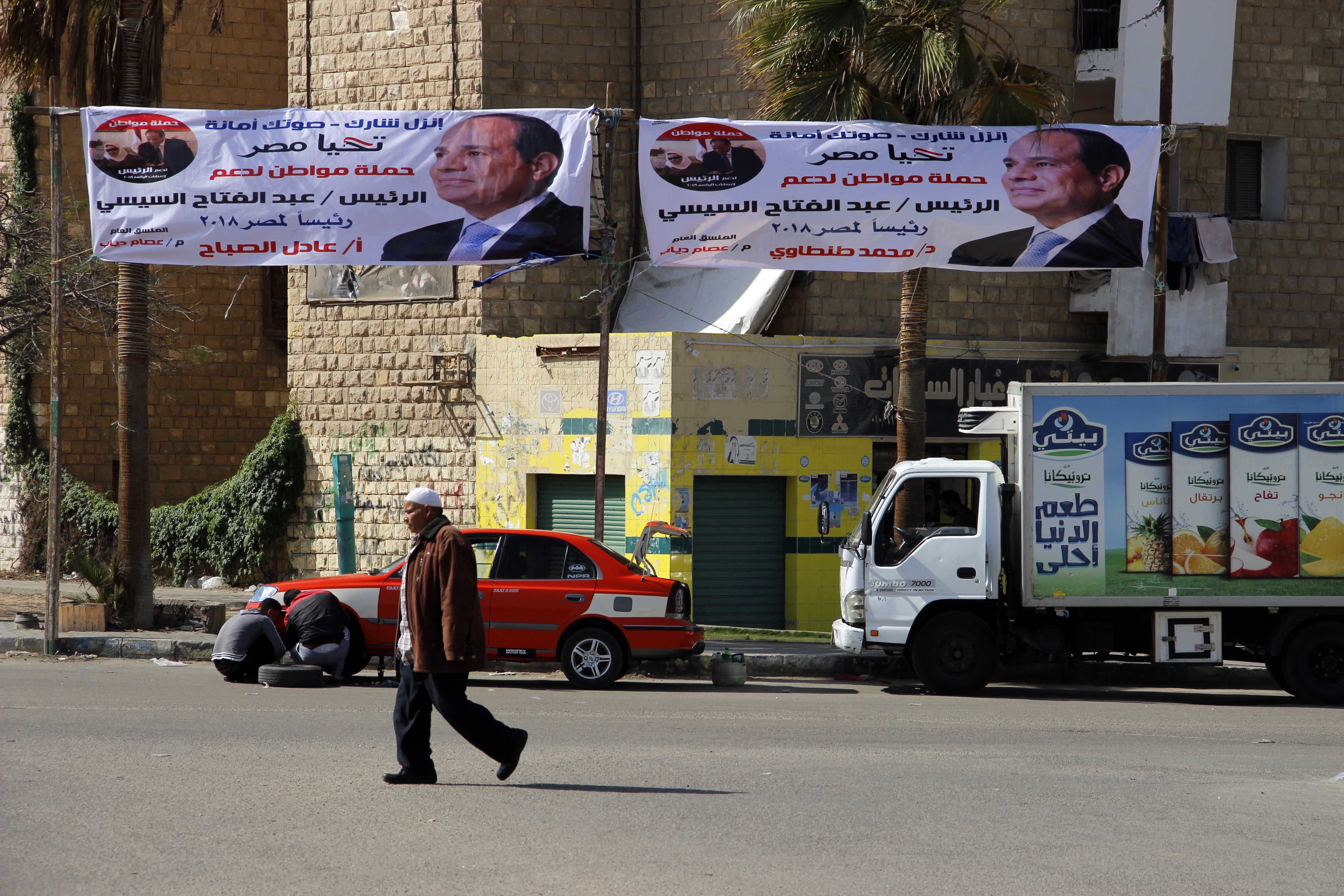 لافتات دعم السيسي تنتشر فس شوارع الإسماعيلية - تصوير  محمد عوض  (8)