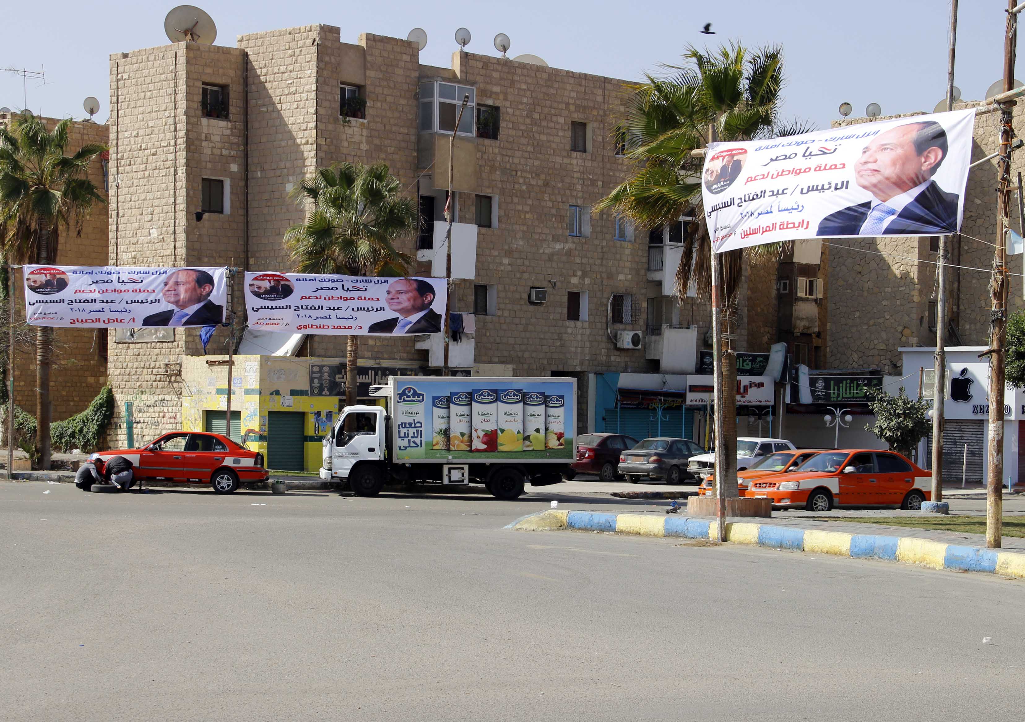 لافتات دعم السيسي تنتشر فس شوارع الإسماعيلية - تصوير  محمد عوض  (9)