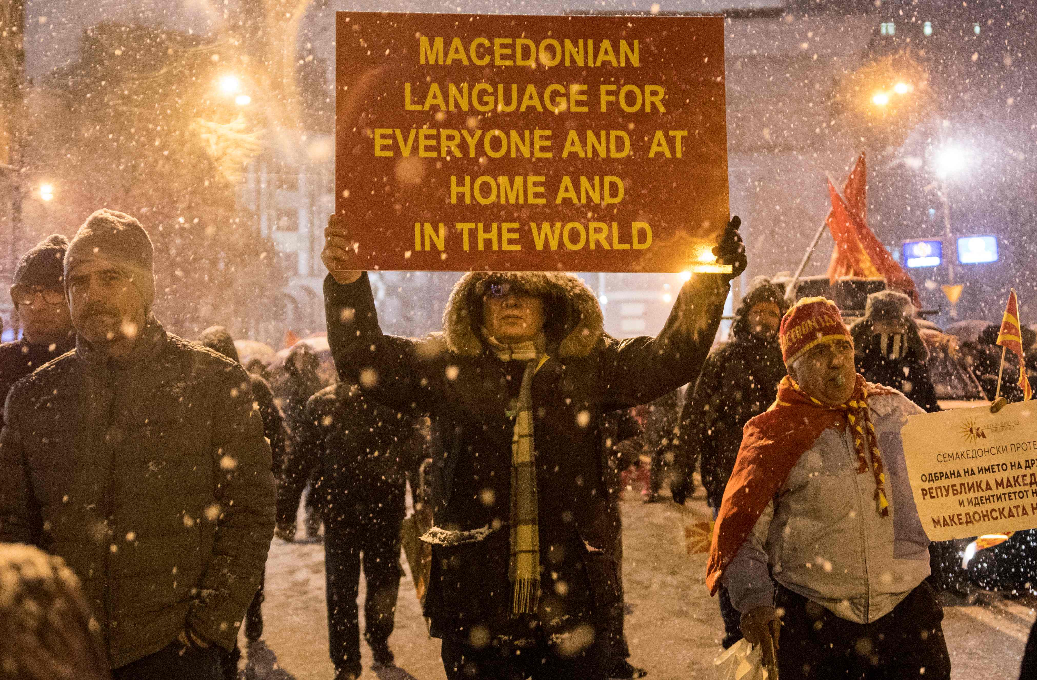 تظاهر الآلاف فى مقدونيا لمطالبة الحكومة بإلغاء المحادثات مع اليونان