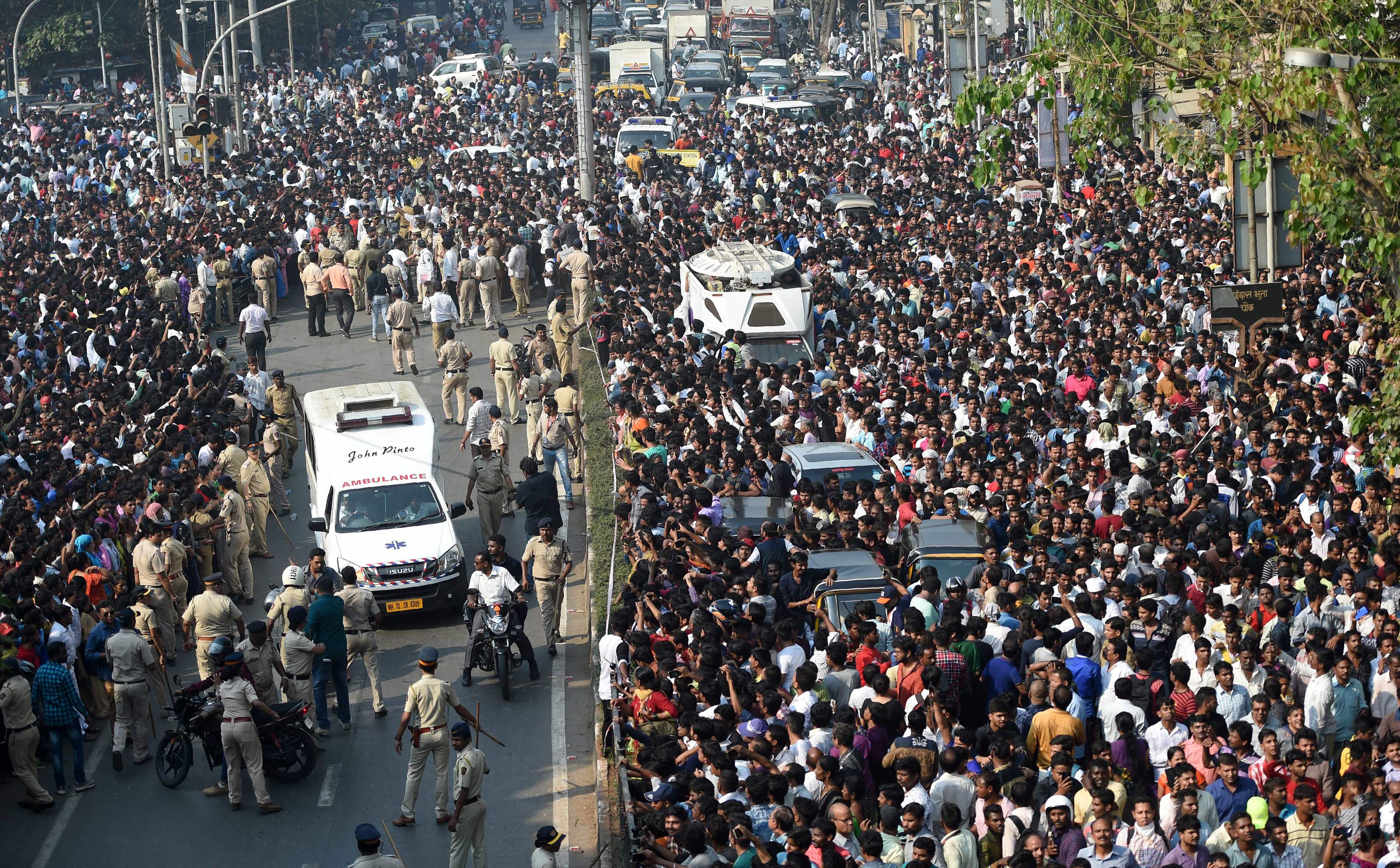 حضور كبير للنجوم الهند بجنازة سريديفي كابور