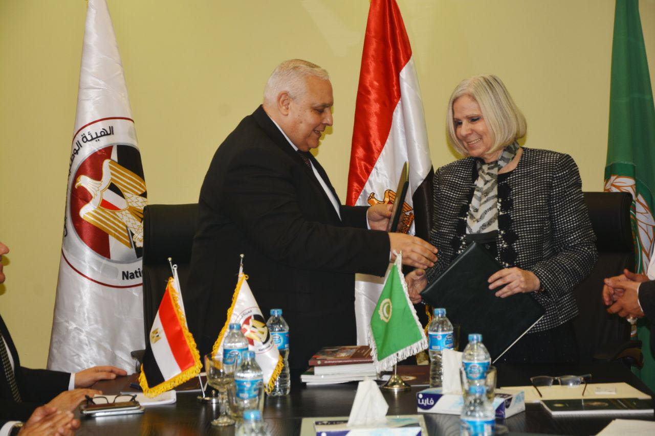 القاضى لاشين إبراهيم يتبادل توقيع البرتوكول مع السفيرة هيفاء أبو غزالة 