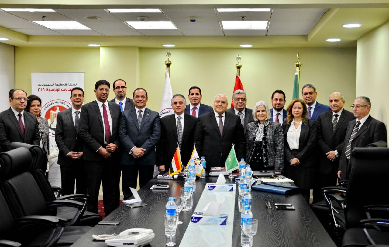 صورة جماعية لمجلس إدارة الهيئة الوطنية ووفد جامعة الدول العربية 