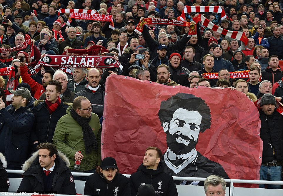 جماهير ليفربول ترفع صورة محمد صلاح