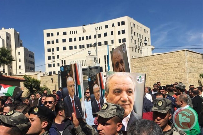 فلسطينيون يرفعون صور رئيس الوزراء عقب محاولة اغتياله