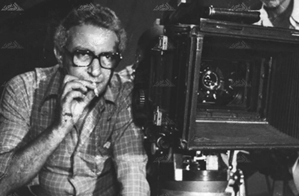 الفنان نور الشريف مجسدًا شخصية المخرج يوسف شاهين فى فيلم حدوتة مصرية