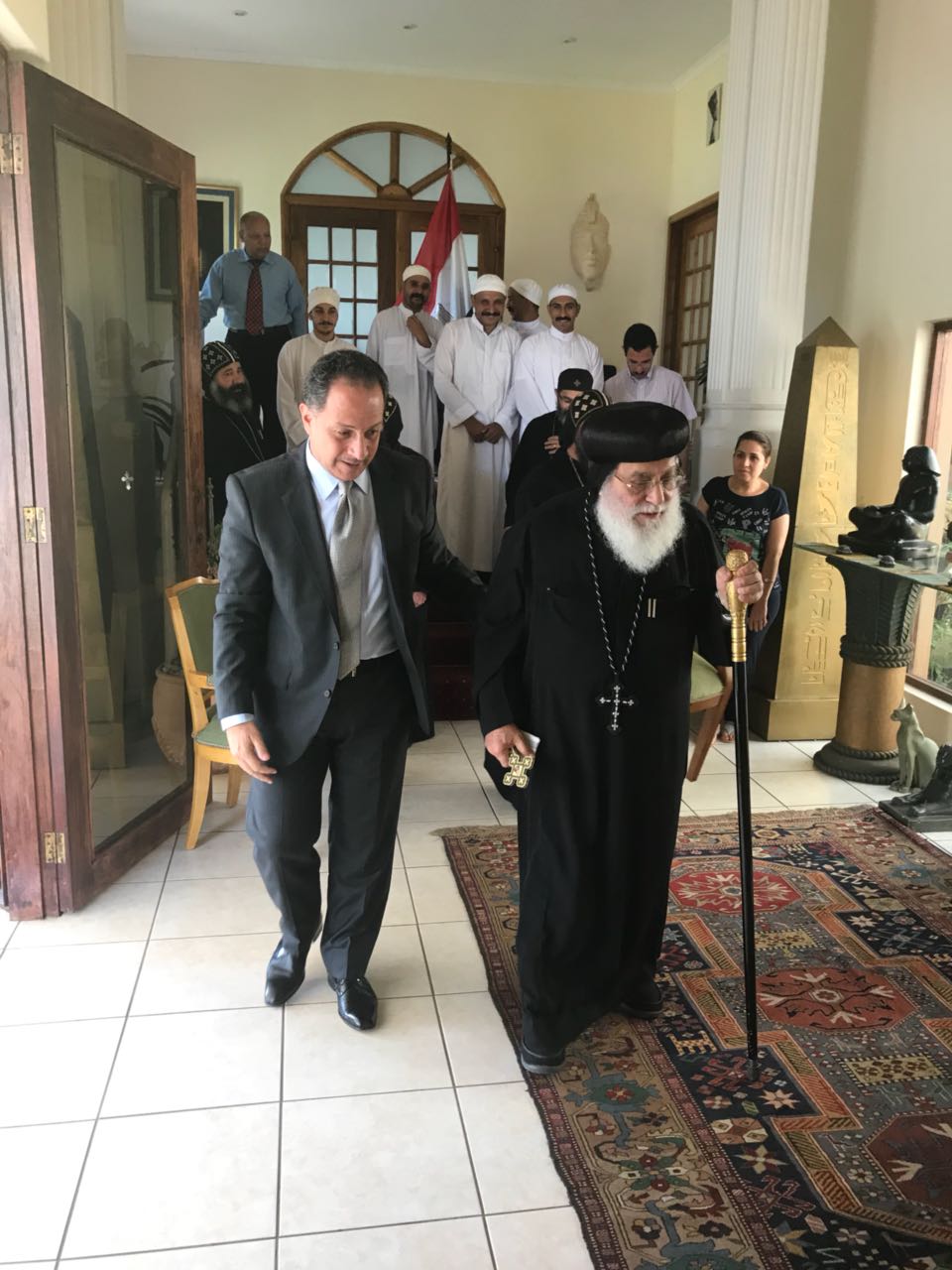سفير مصر فى جنوب افريقيا يرافق أسقف الكنيسة فى المقر الانتخابى